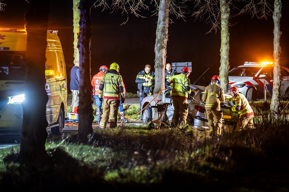 Vrouw bevrijd door brandweer na ongeval