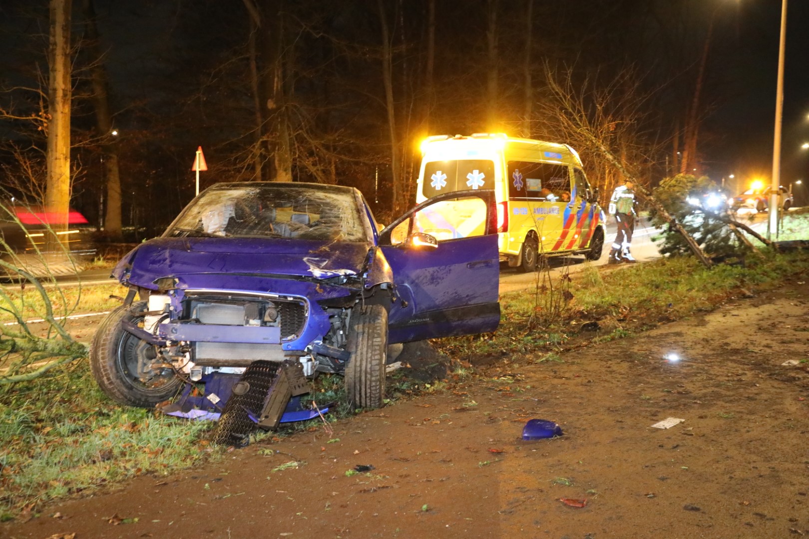 Man veroorzaakt met zijn auto een grote ravage en raakt gewond