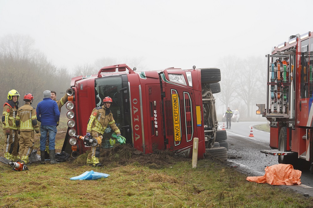 Chauffeur (60) uit West-Betuwe overleden na ongeval in Alphen
