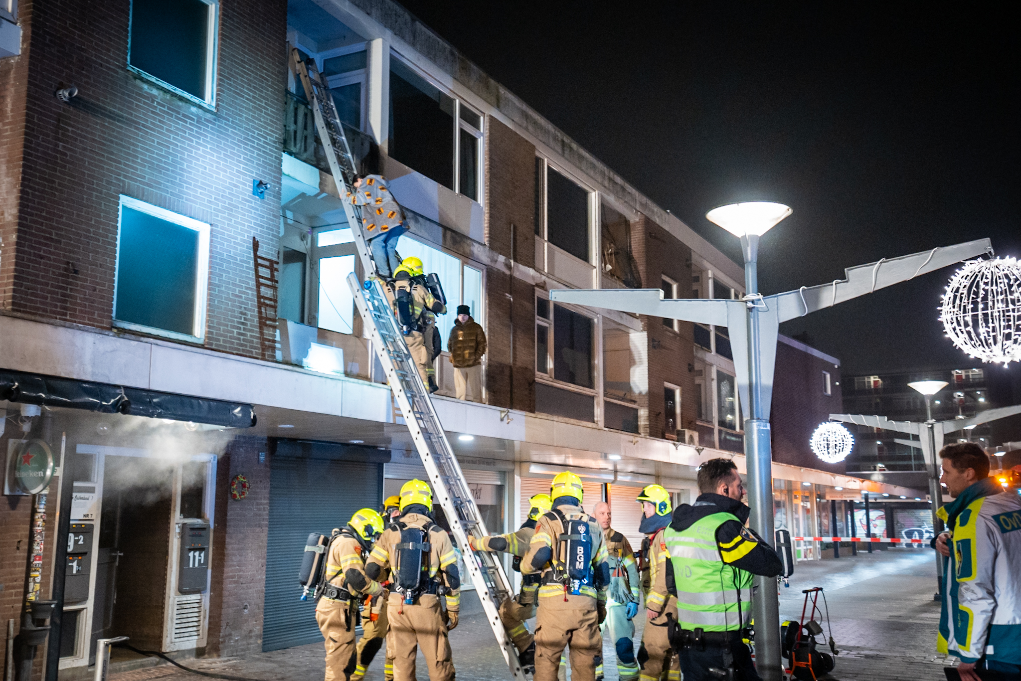 Brandstichting bij brand in appartementencomplex: Brandweer redt 13 mensen