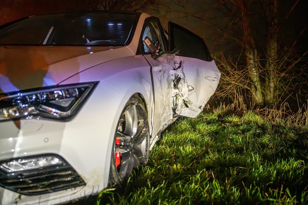 Auto botst tegen lantaarnpaal, bestuurder vlucht te voet