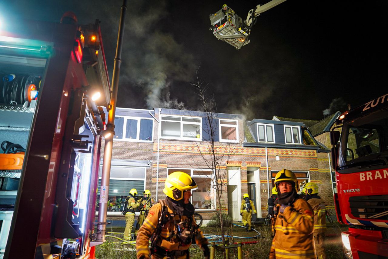 Brandweerman raakt gewond bij flinke brand