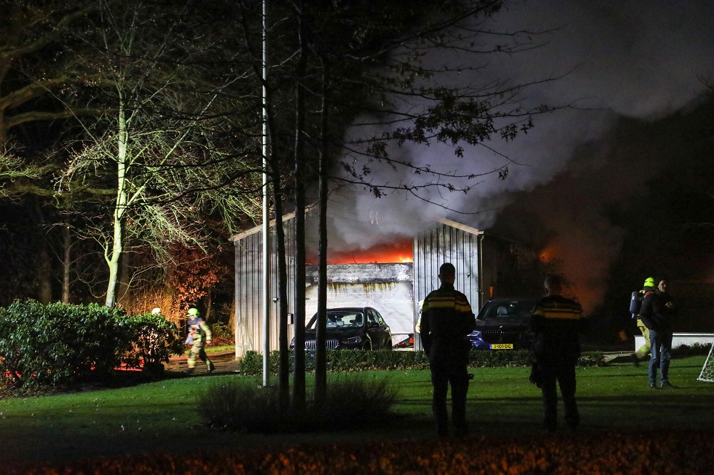 Uitslaande brand verwoest schuur in buitengebied