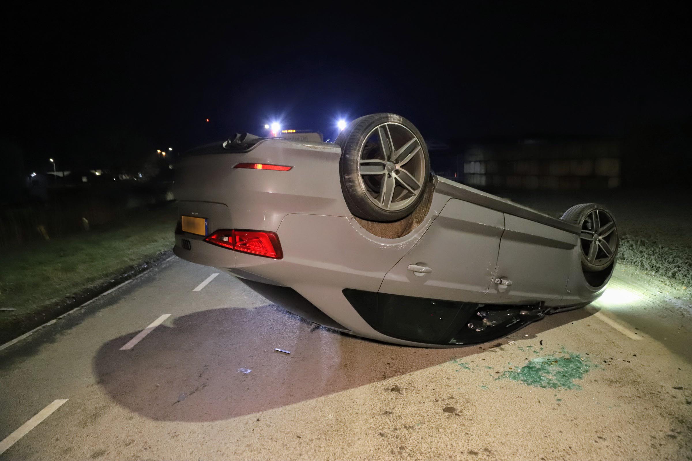 Automobilist crasht auto ondersteboven midden op de weg
