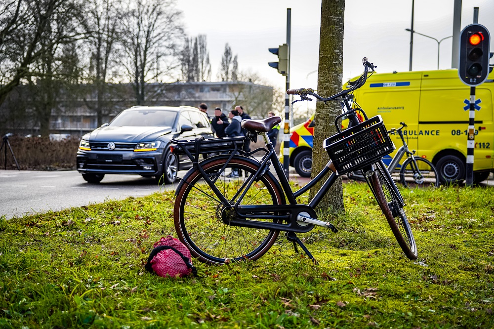 Fietser geschept door auto, slachtoffer met spoed naar ziekenhuis