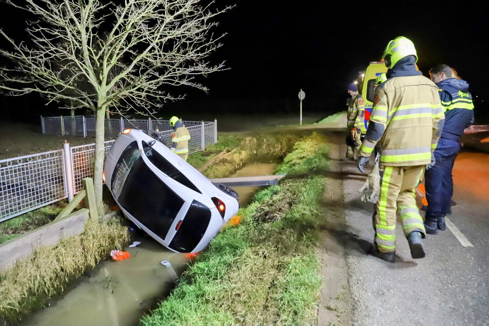 Auto in sloot, bestuurder gewond
