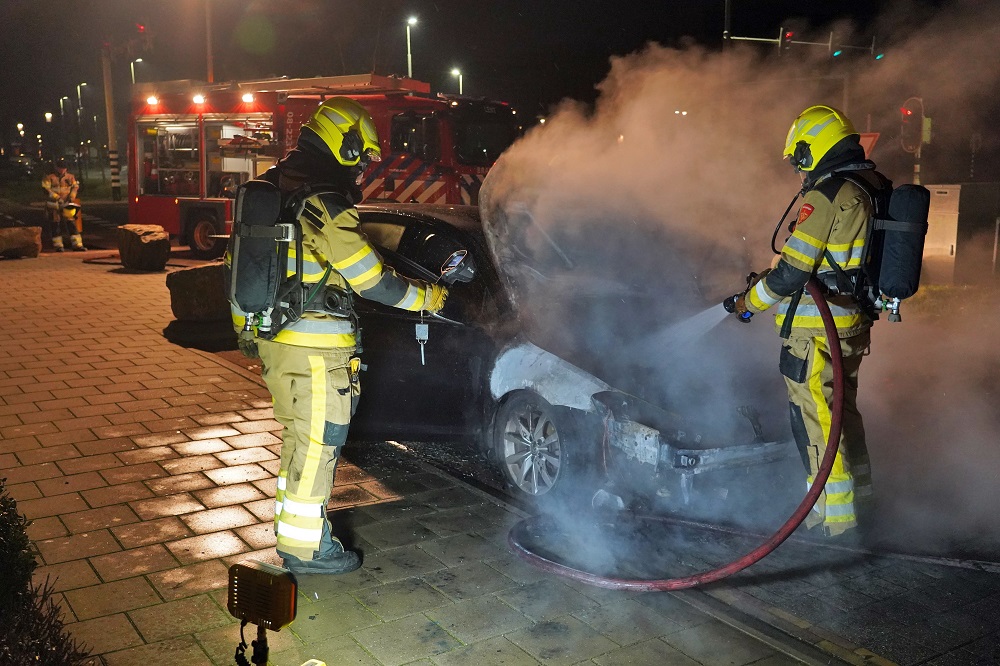 Geparkeerde auto door brand verwoest