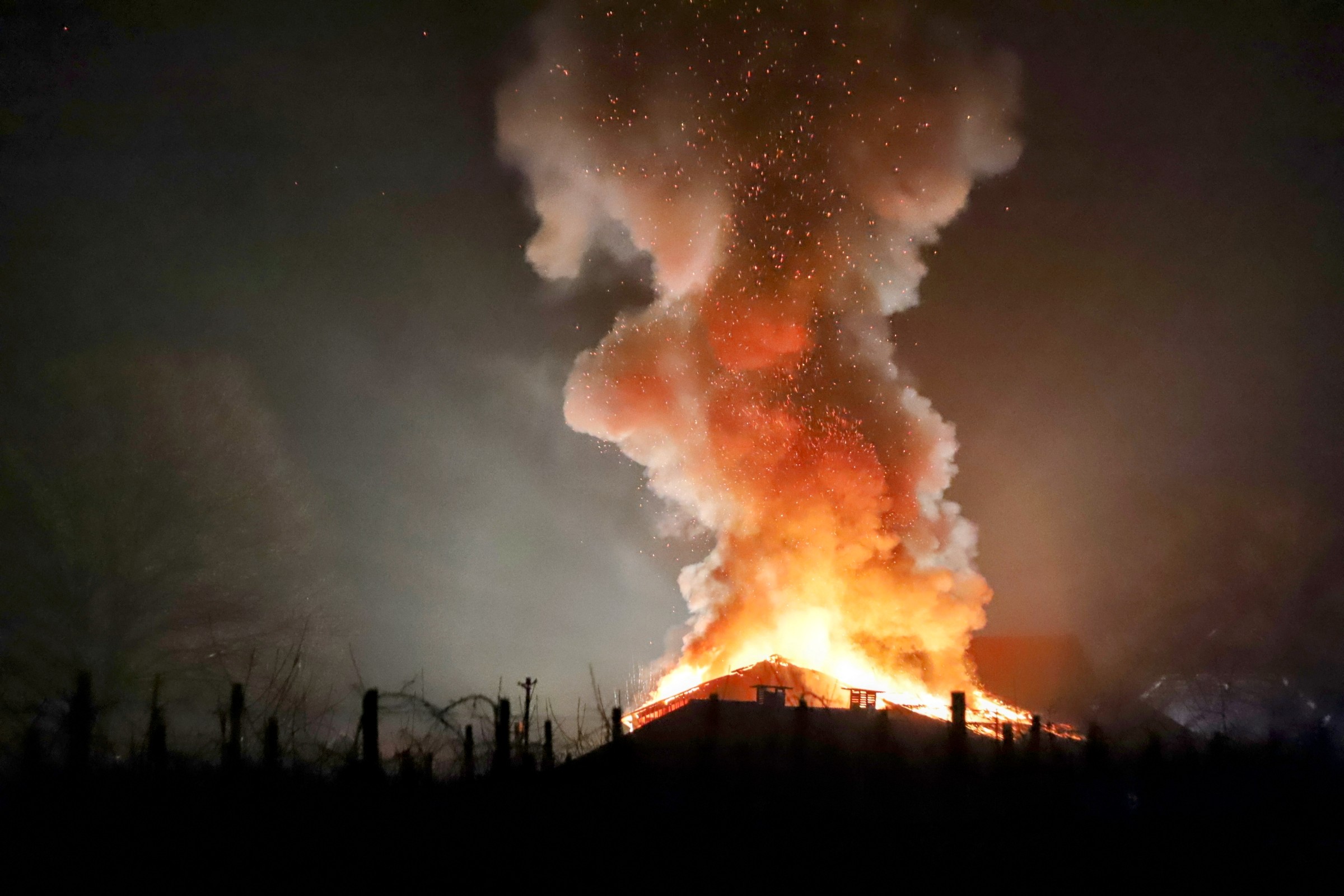 Uitslaande brand legt schuur in de as, asbest vrijgekomen