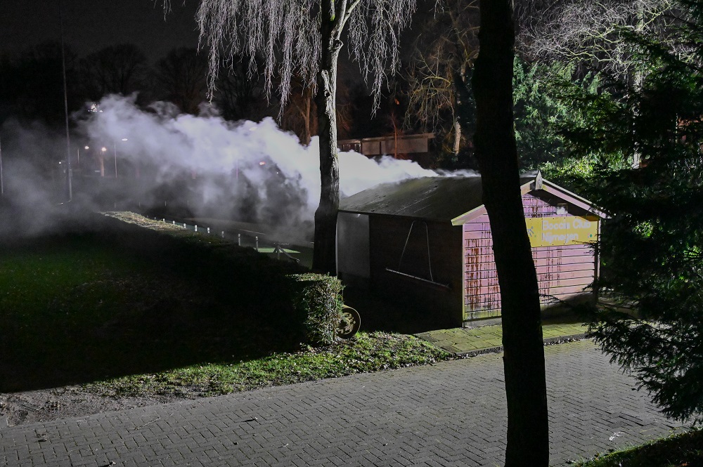 Tuinhuis bij atletiekbaan vliegt brand