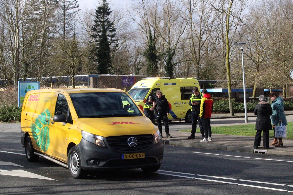 Voetganger aangereden door pakketbezorger