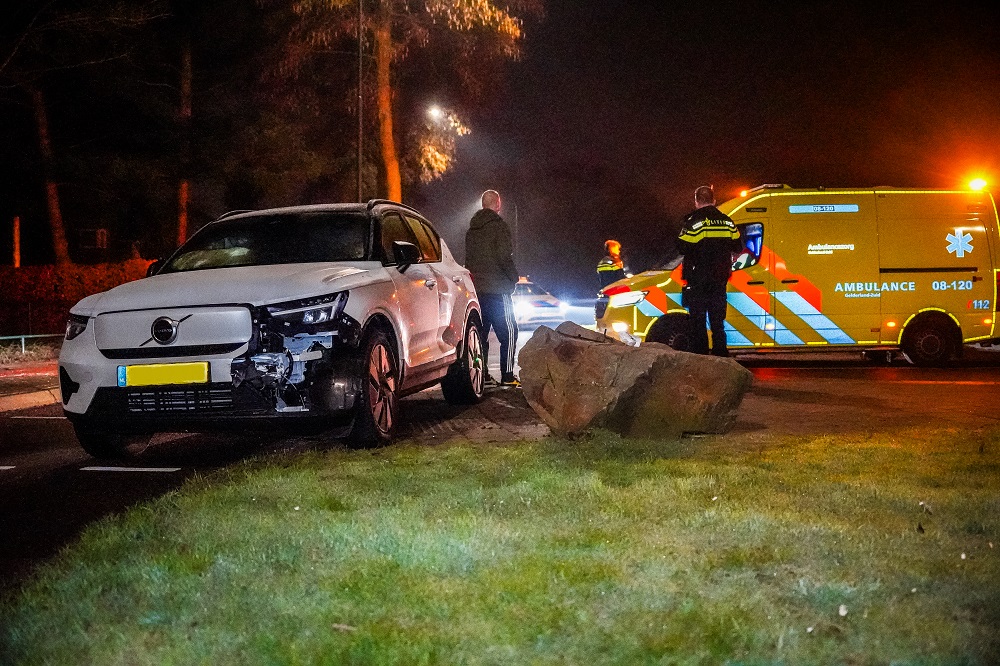 Auto knalt hard tegen rotsblok, veel schade