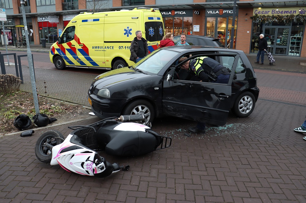 Scooterrijder klapt tegen zijkant van afslaande auto