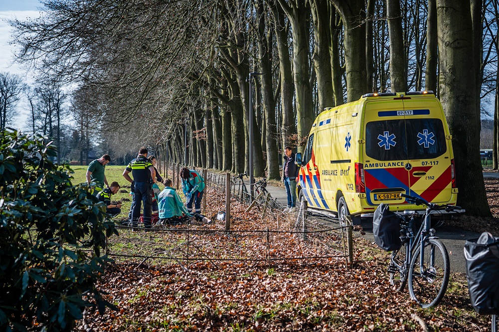Wielrenner valt hard op fietspad en raakt gewond