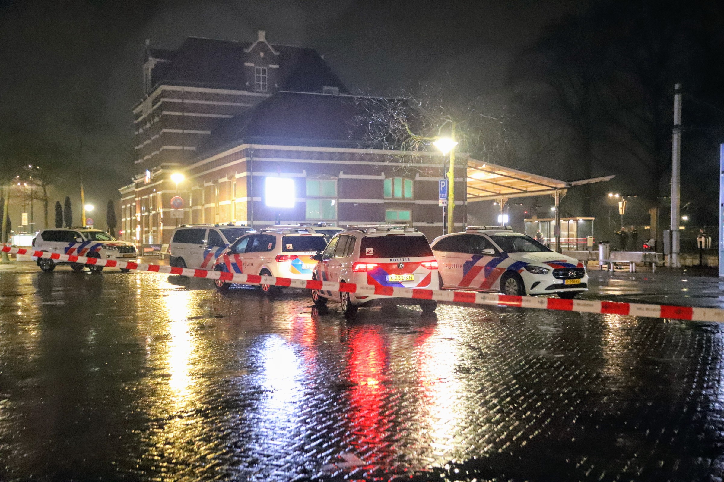 Grote politieactie op station, agenten met kogelwerende vesten doorzoeken trein