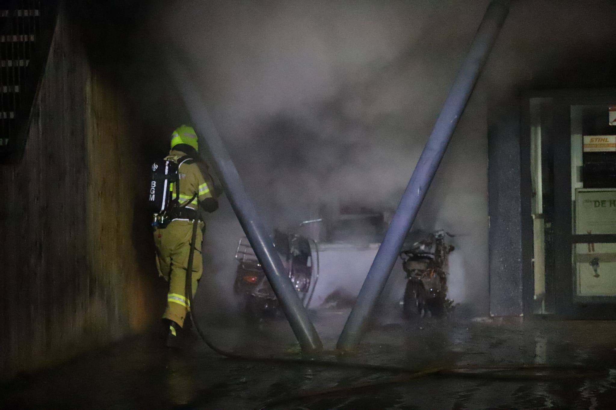 Scooters in de brand onder luifel