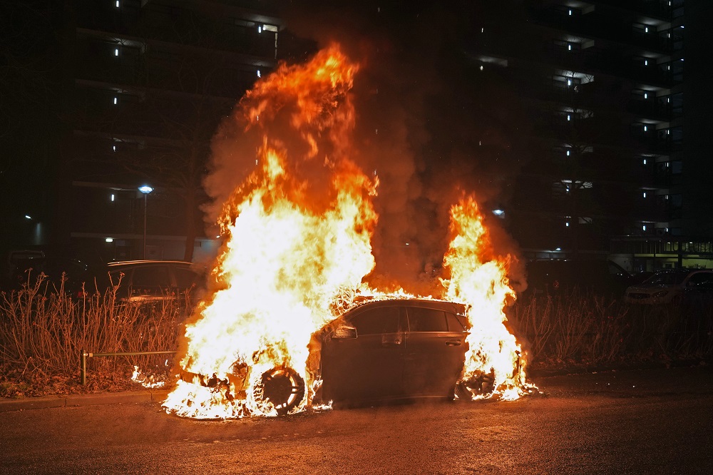 Auto volledig uitgebrand, politie onderzoekt brandstichting