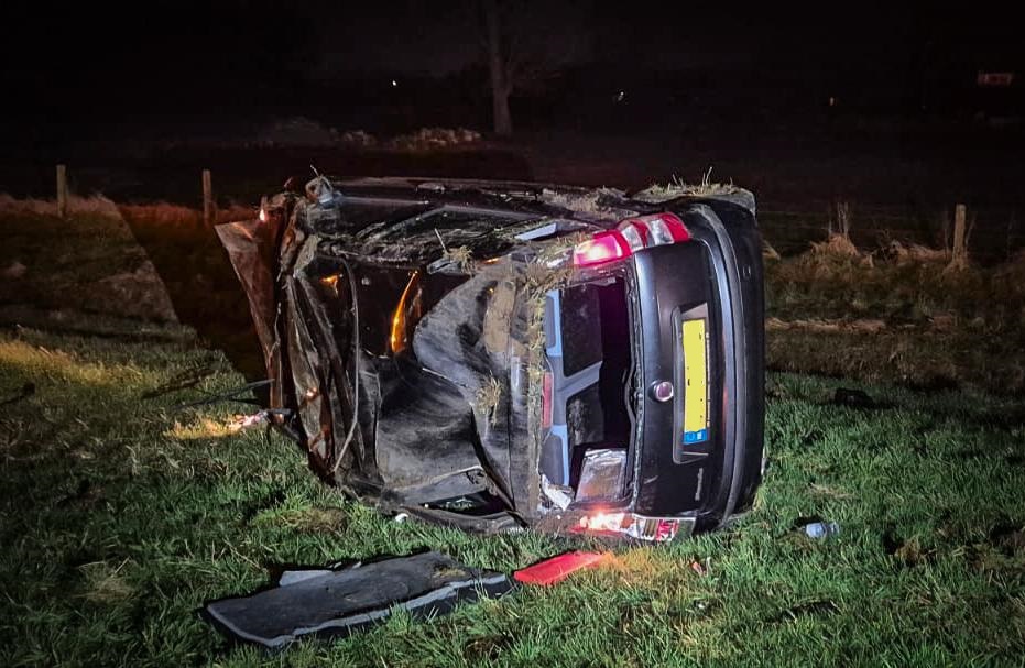 Auto slaat meerdere keren over de kop na botsing op A18