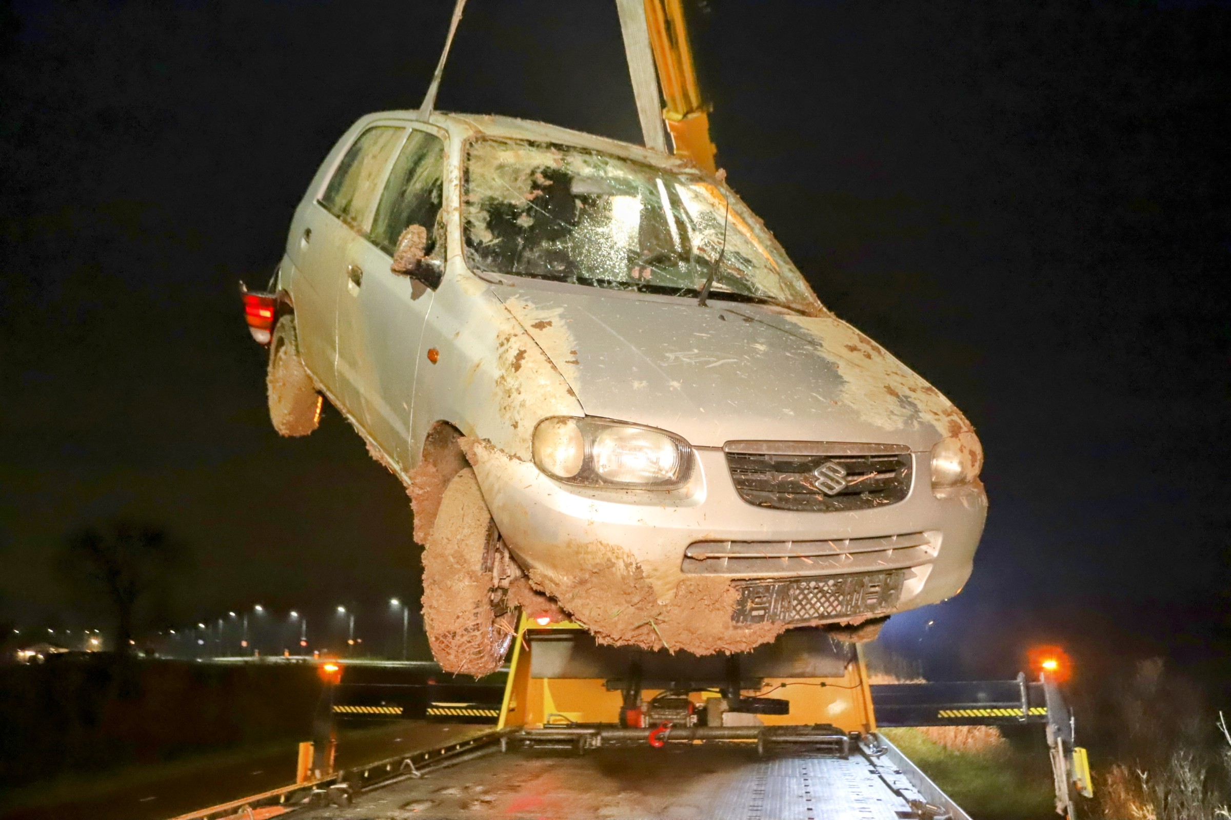 Zwaar beschadigde auto aangetroffen in weiland: bestuurder spoorloos