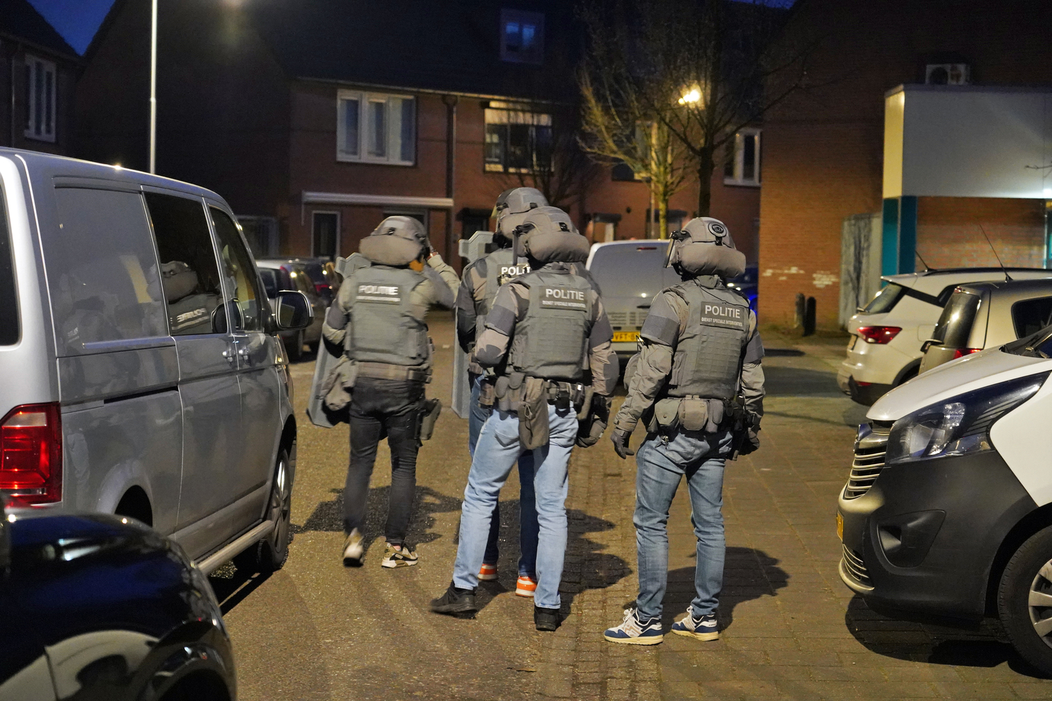 VIDEO: Persoon aangehouden en DSI ingezet na vuurwapendreiging