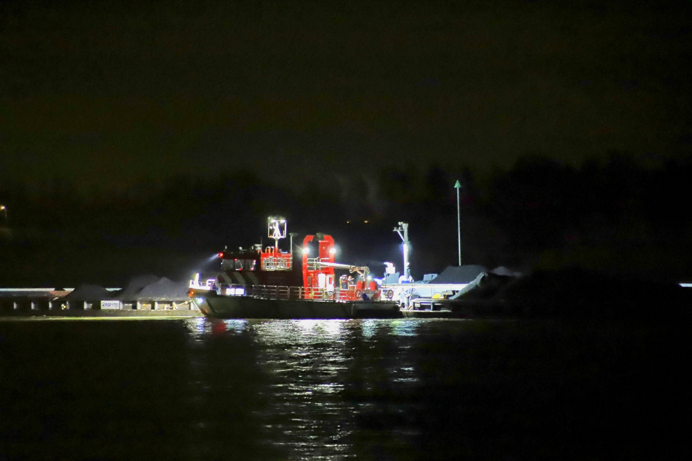 Schip ligt urenlang vast op strekdam in de Waal