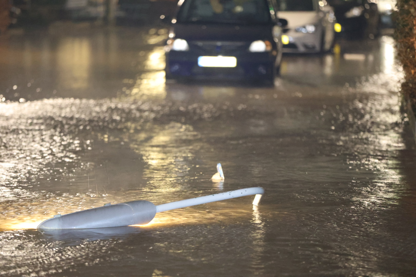 Waterballet: gesprongen leiding zet straten blank