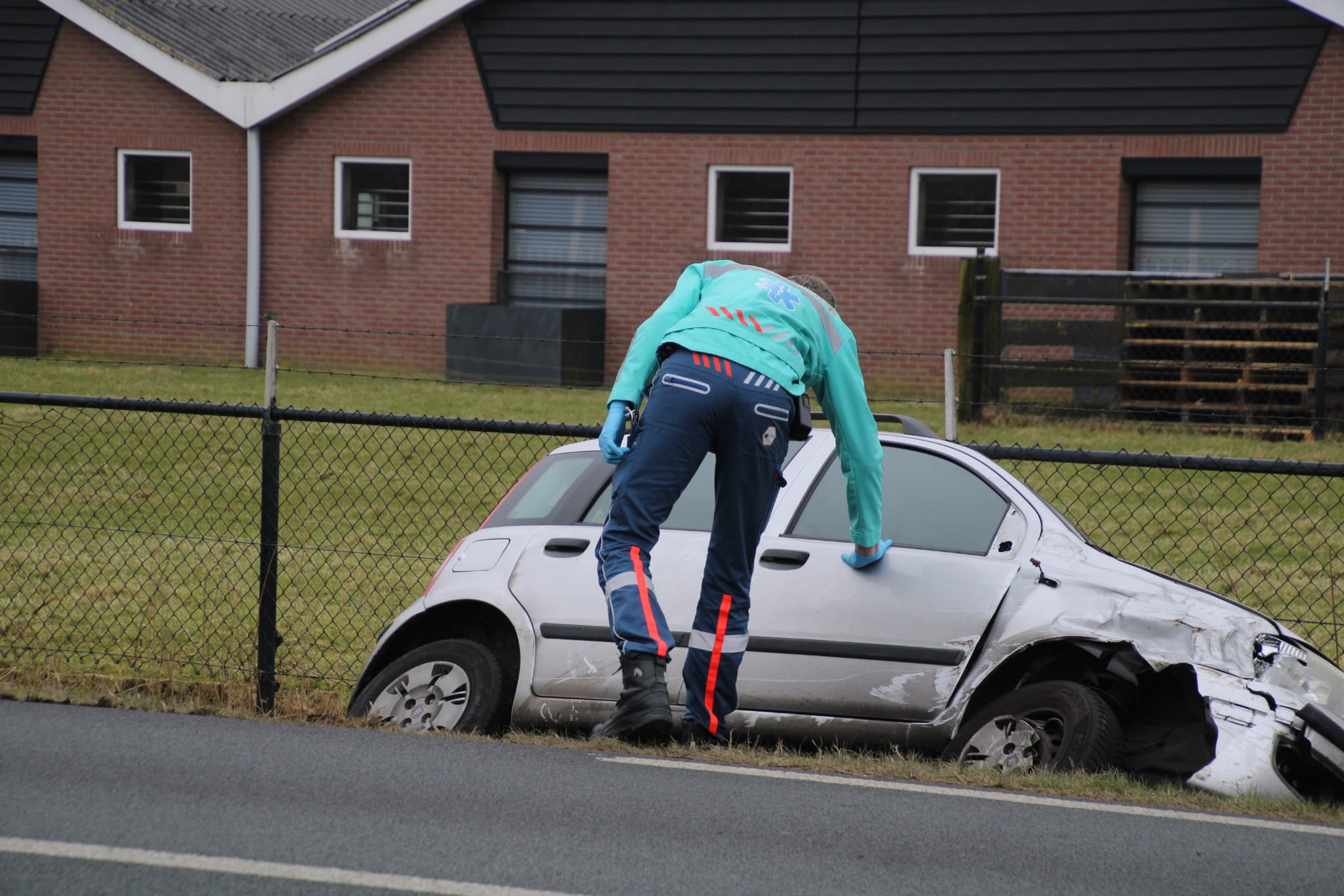 Auto belandt in sloot, vrouw gewond