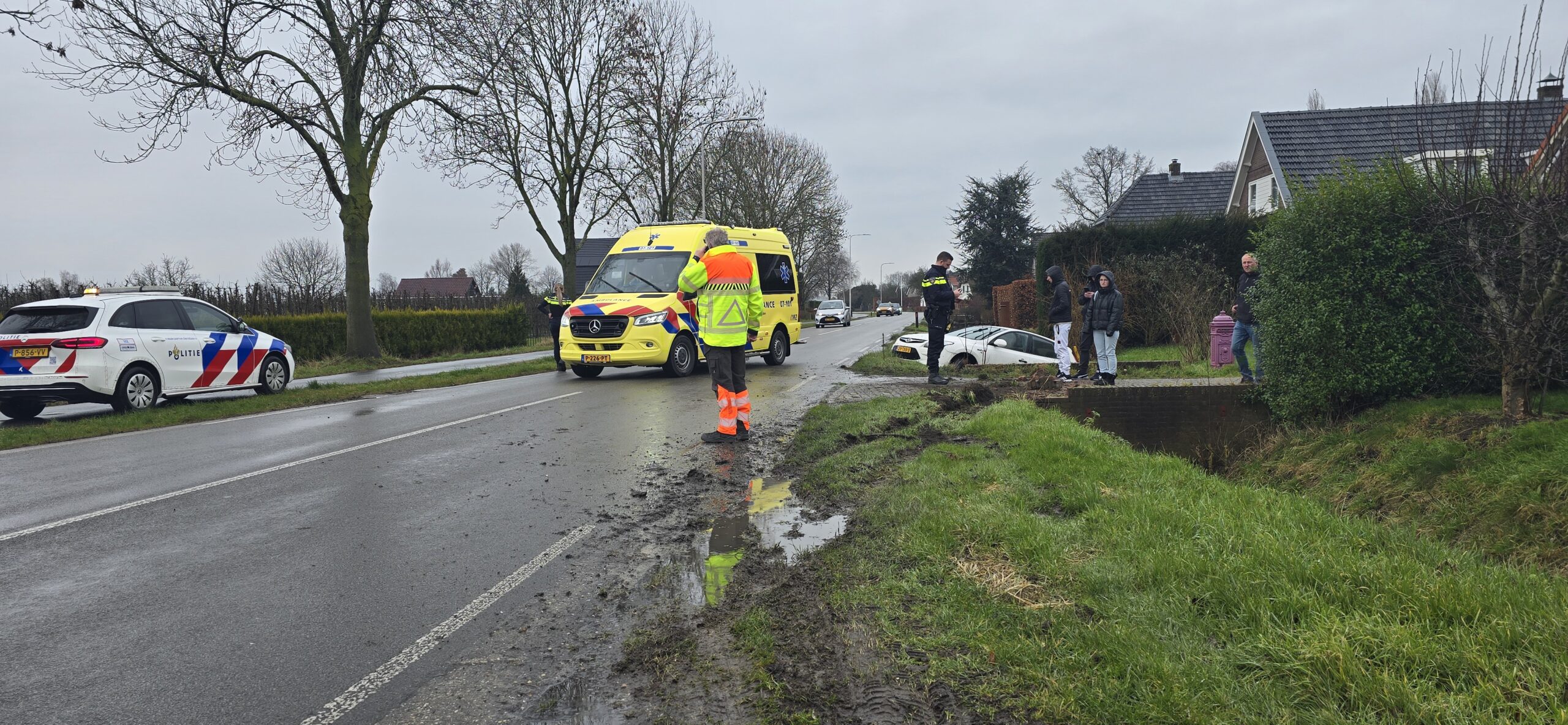 Automobilist belandt in sloot ik Gendt