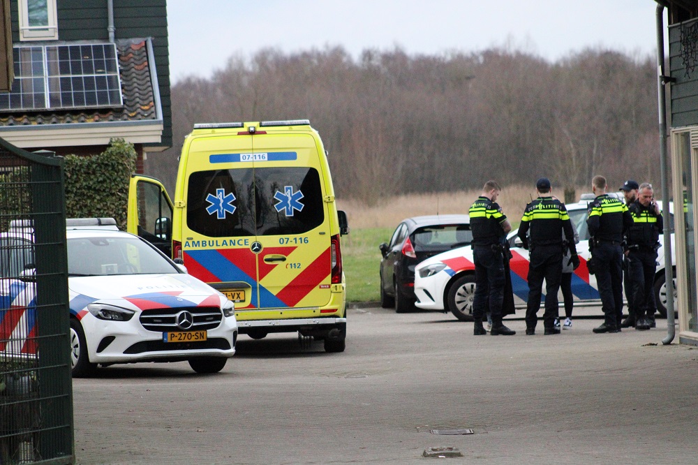 Politie onderzoekt mogelijk steekincident, een gewonde
