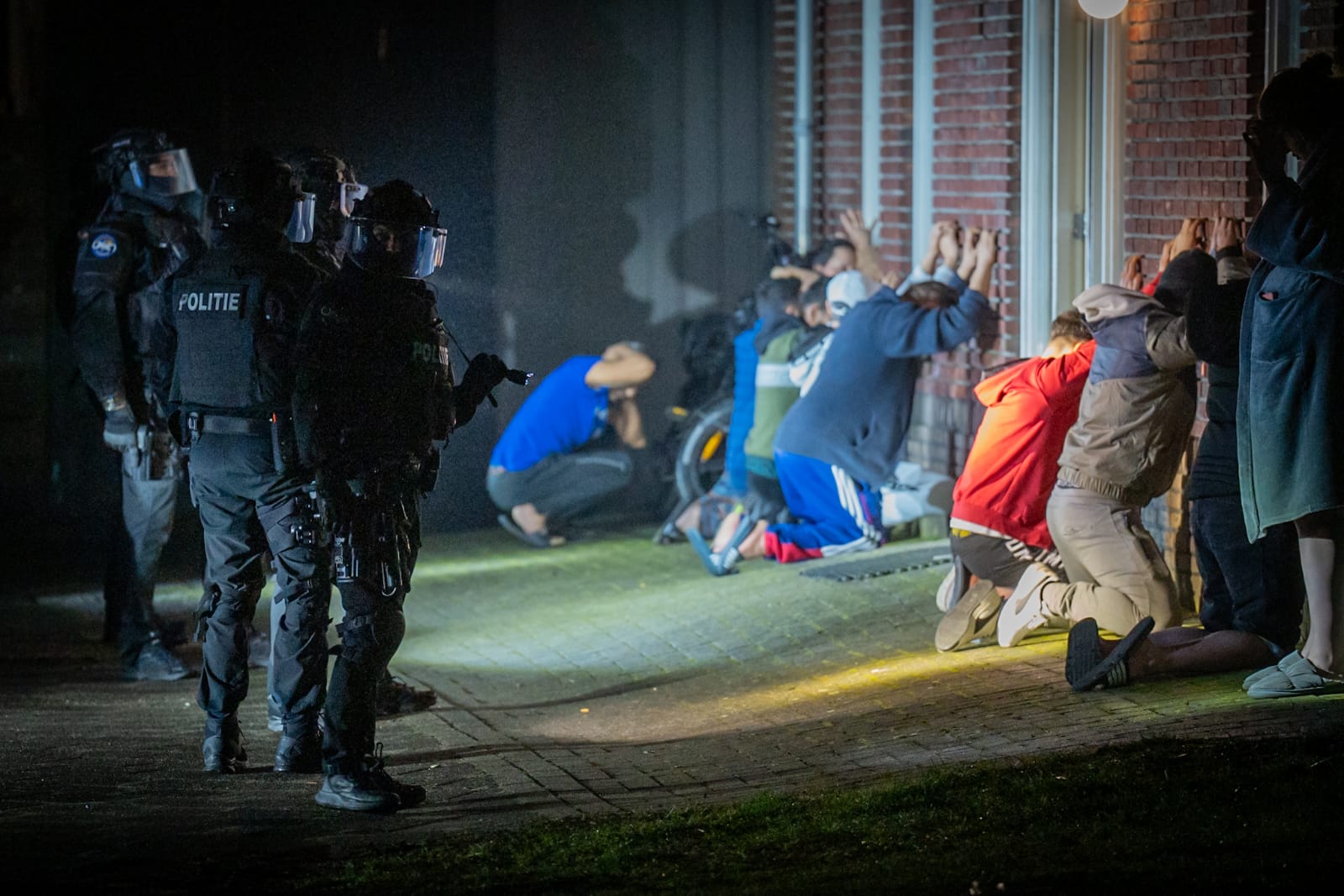 Grote politie-inval bij loods met arbeidsmigranten