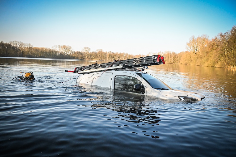Bestelwagen rolt water in tijdens plaspauze van bestuurder