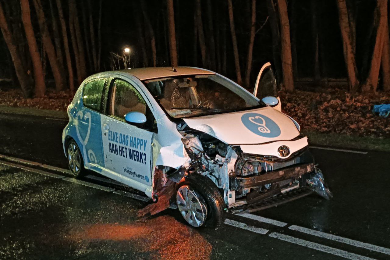 Auto raakt van de weg en botst tegen lantaarnpaal