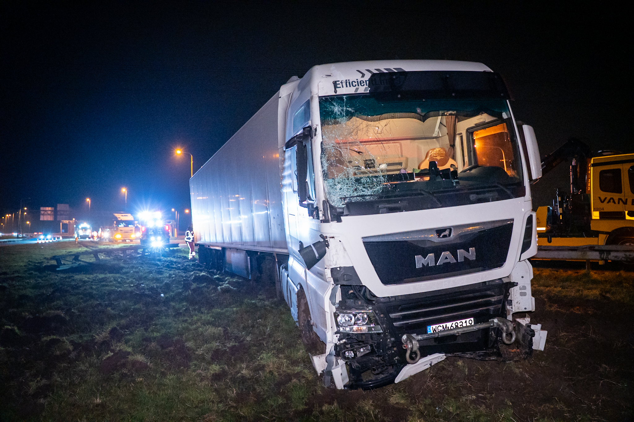 Vrachtwagen krijgt klapband en rijdt door vangrail op A50
