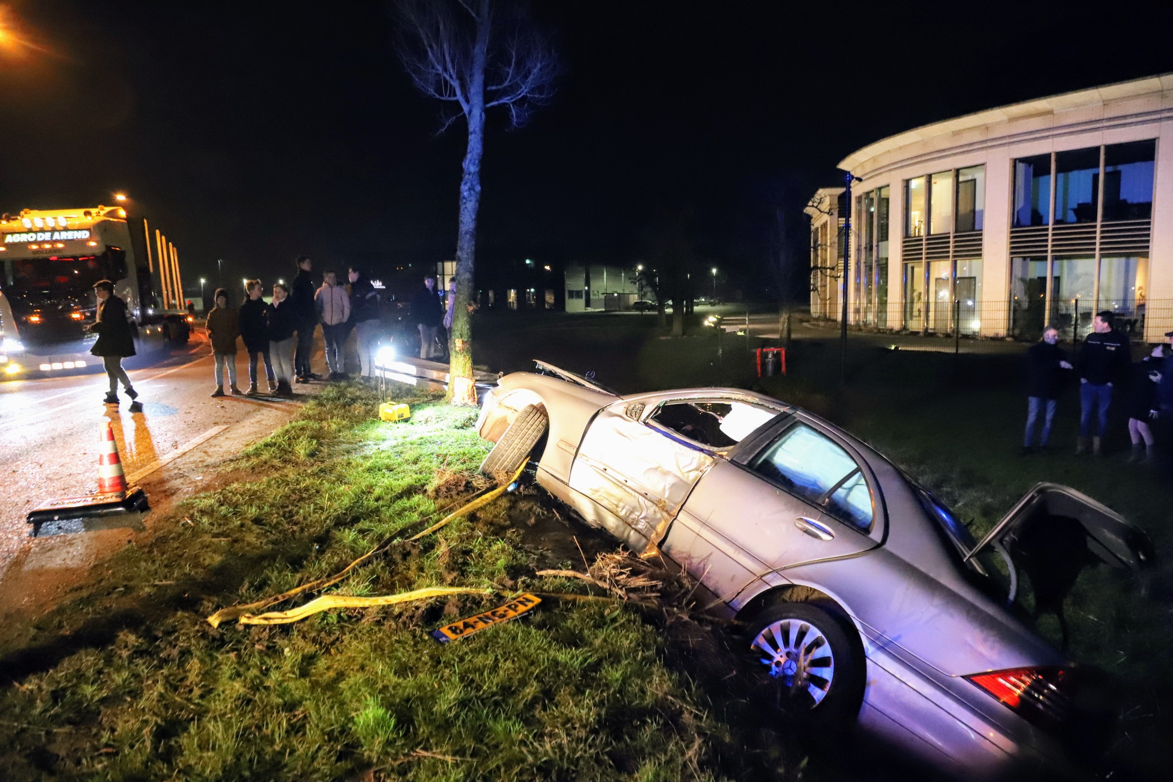 Bestuurder gevlucht na botsing tegen boom