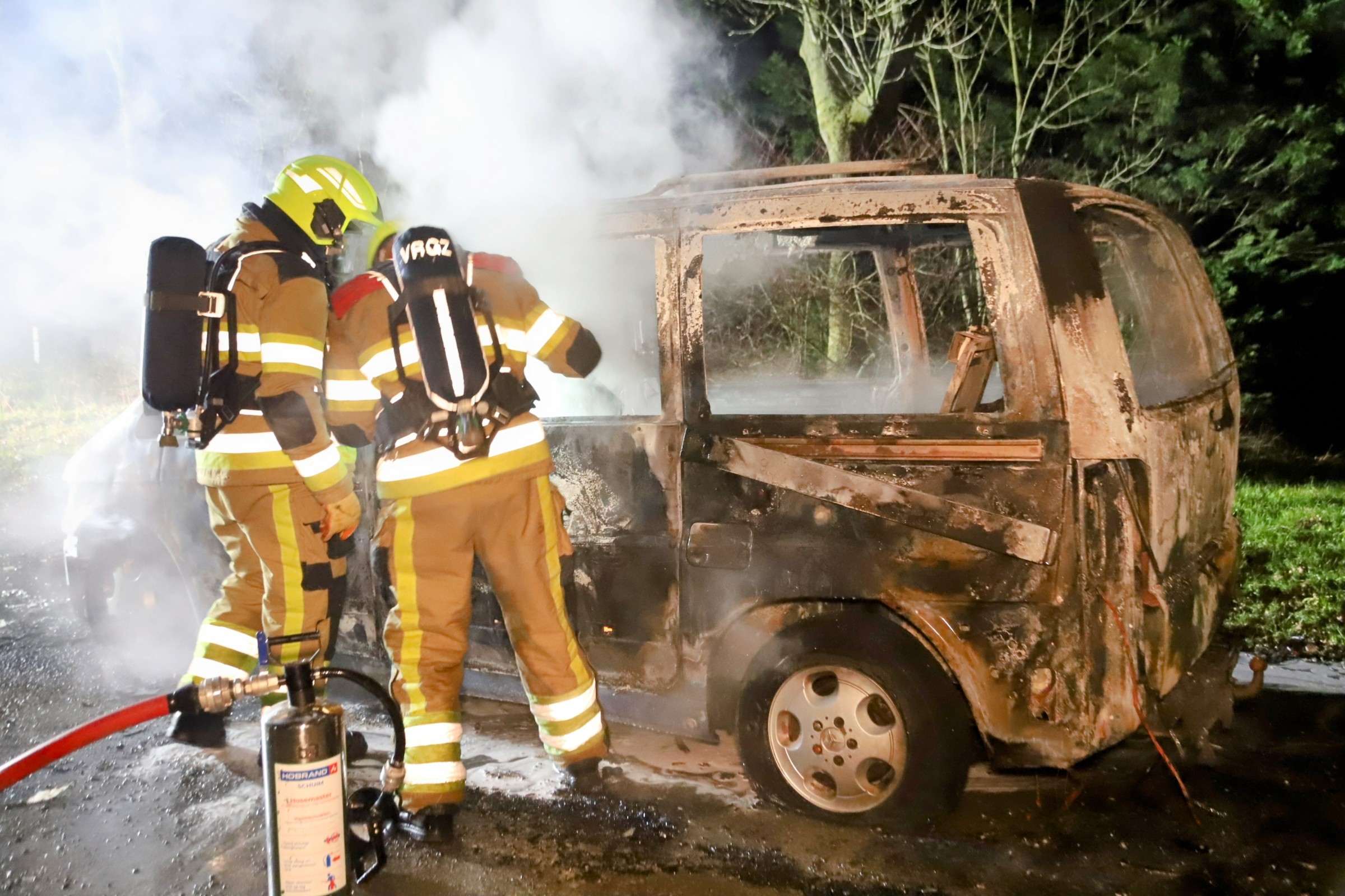 Busje uitgebrand, mogelijk door technisch mankement