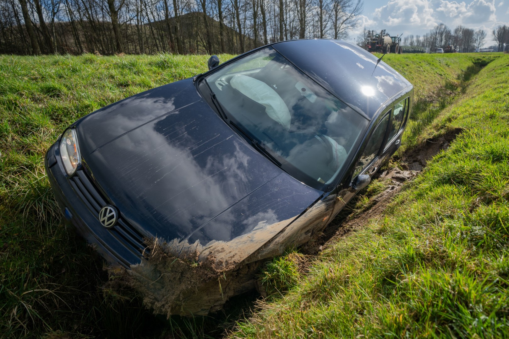 Auto belandt in droge sloot na stuurcorrectie