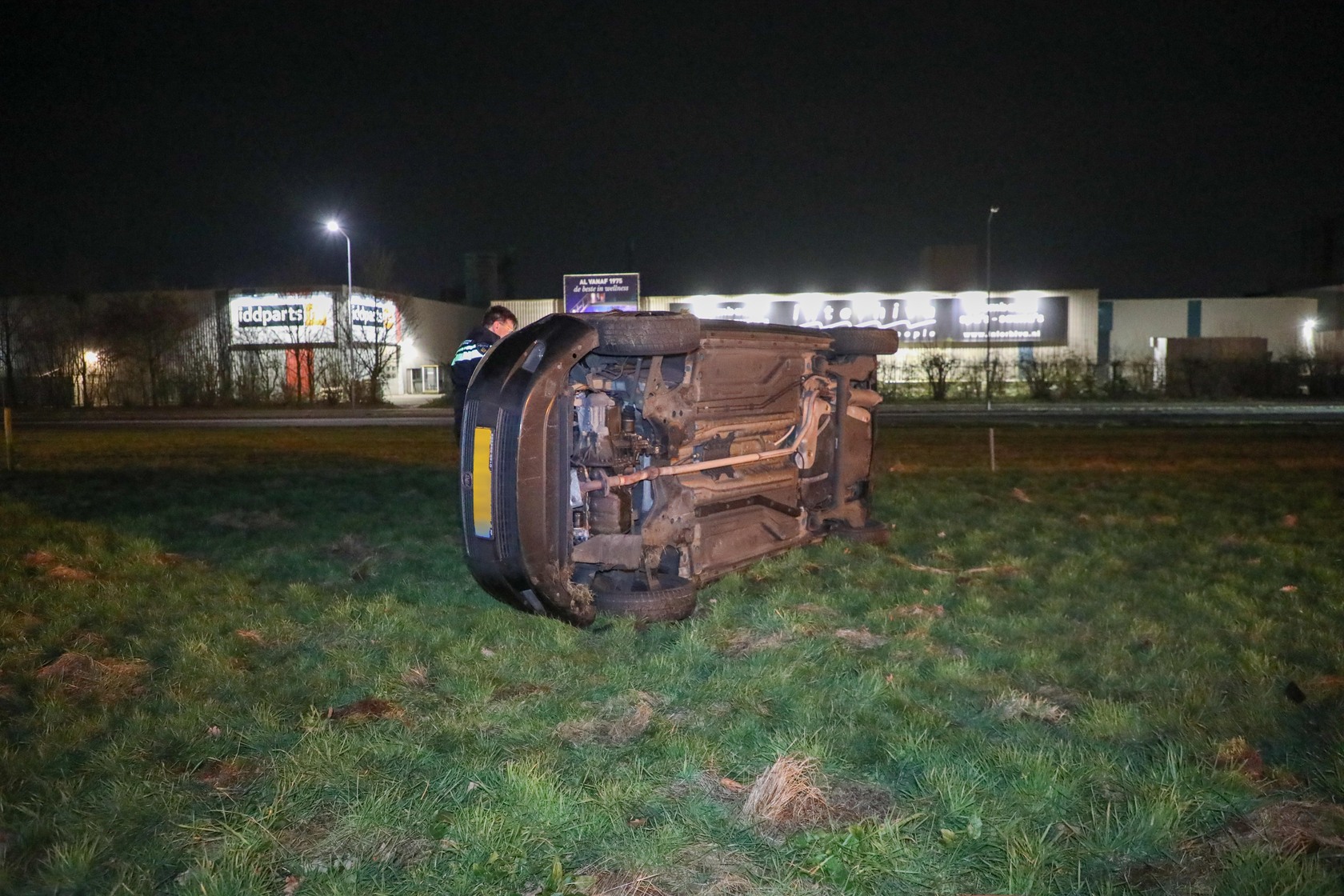 Vrouw belandt met haar auto op de kant