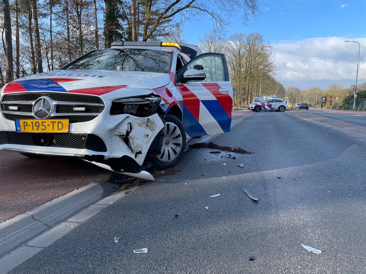Politiewagen in de kreukels door aanrijding