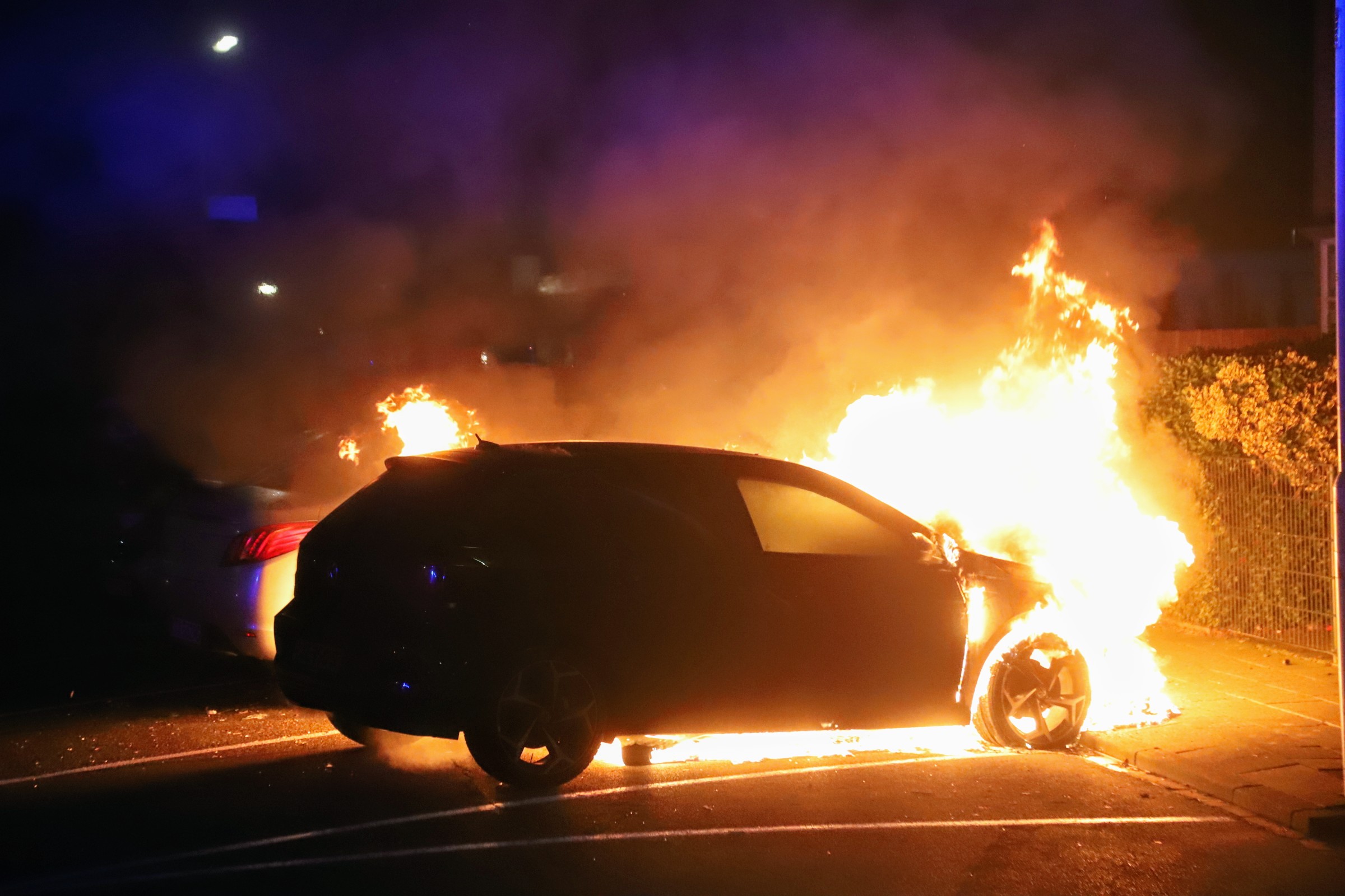 Geparkeerde auto’s uitgebrand, politie bekijkt camerabeelden