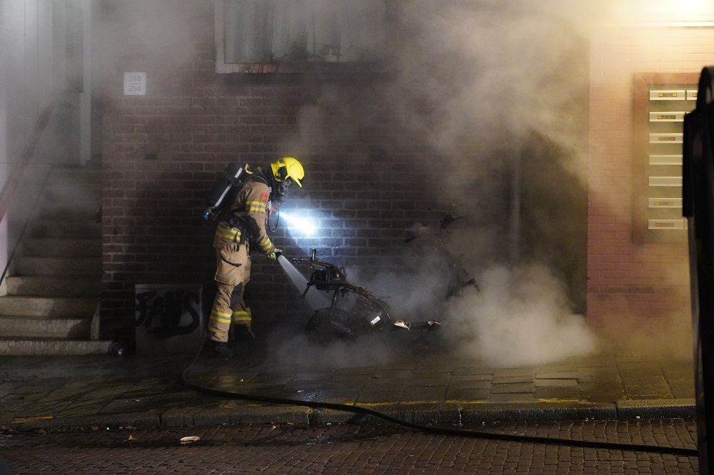 Scooter vliegt in brand in Arnhem, ruit door hitte gescheurd