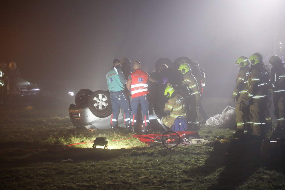 Auto slaat over de kop, bestuurster gewond