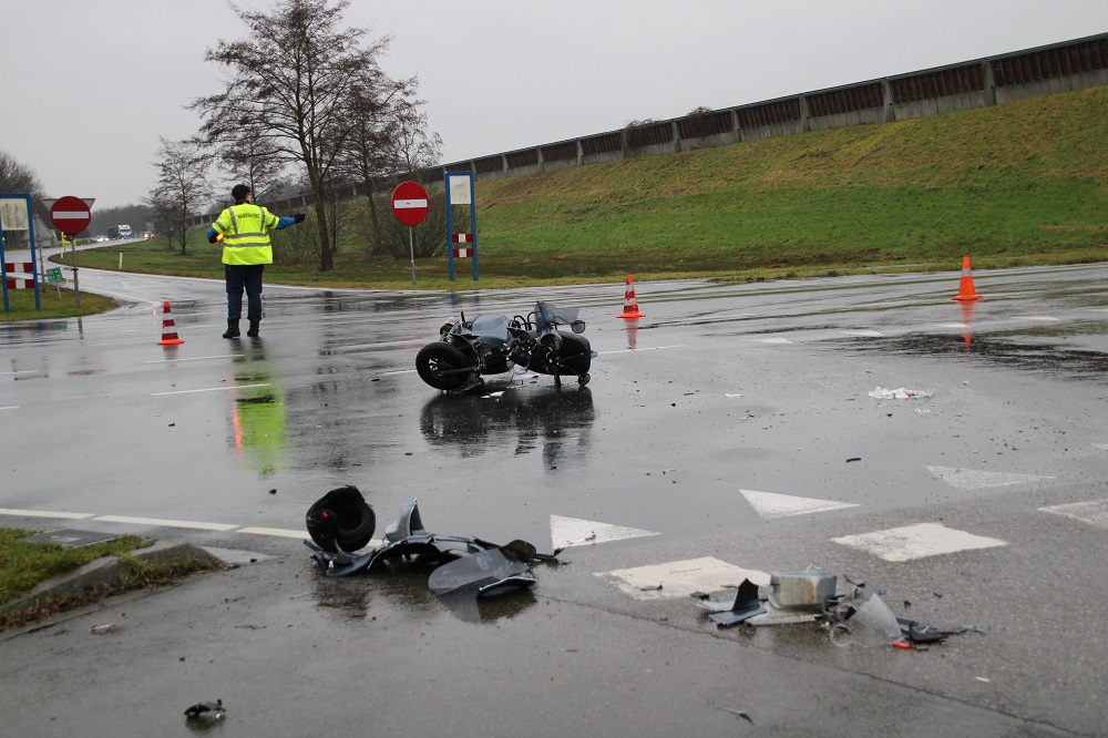 Scooterrijdster ernstig gewond na botsing tegen auto