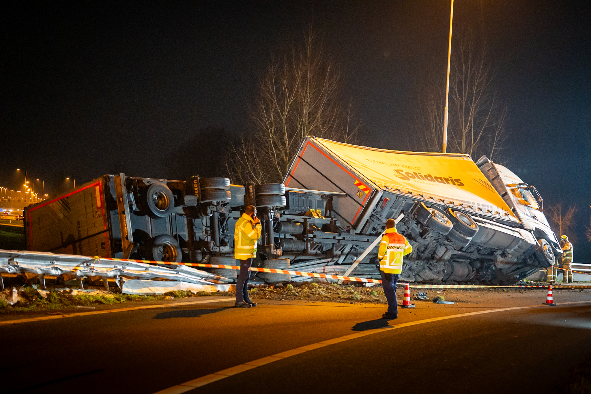Vrachtwagen met aanhanger kantelt op A50, Poolse chauffeur aangehouden