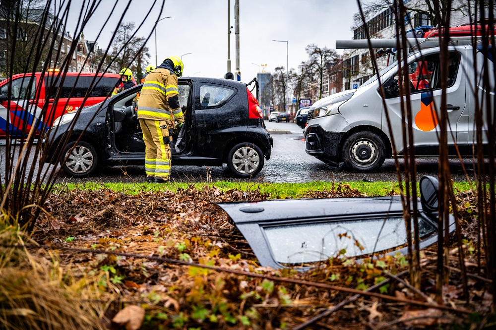 Automobilist uit auto bevrijd na ongeval