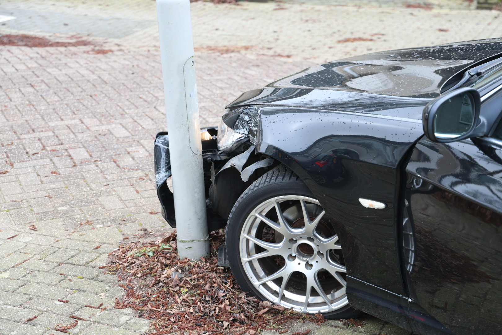 Omstanders slaan autoruit in na ongeval in Arnhem