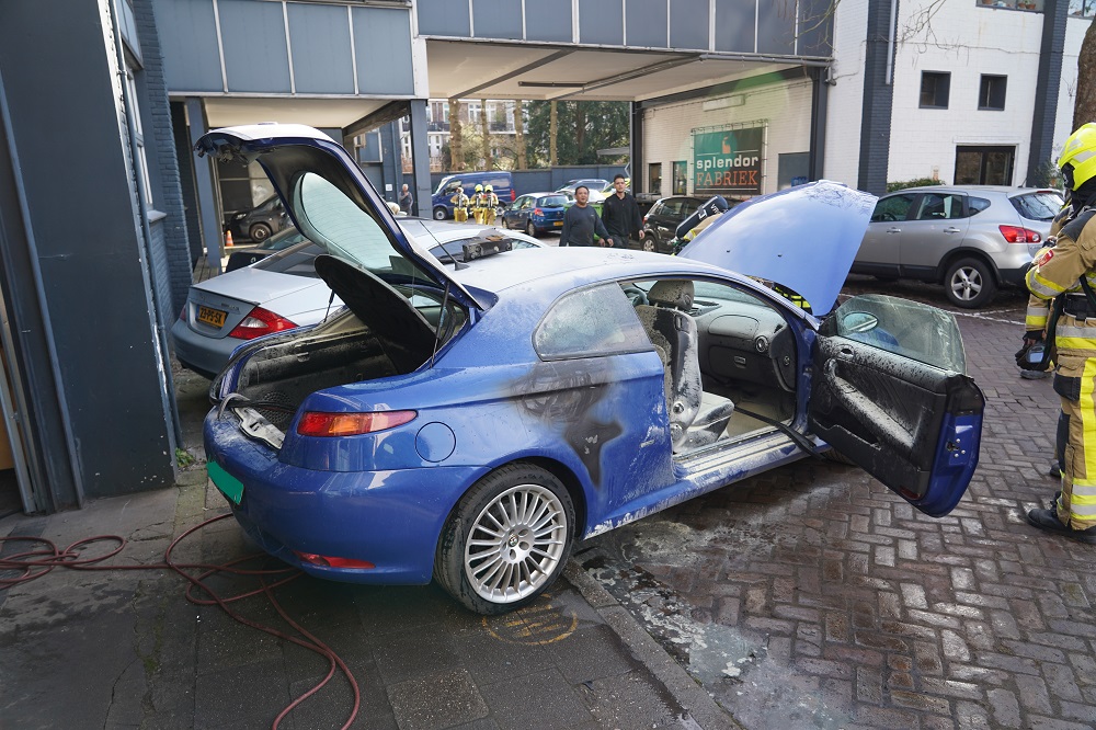 Auto vliegt in brand in werkplaats van garagebedrijf
