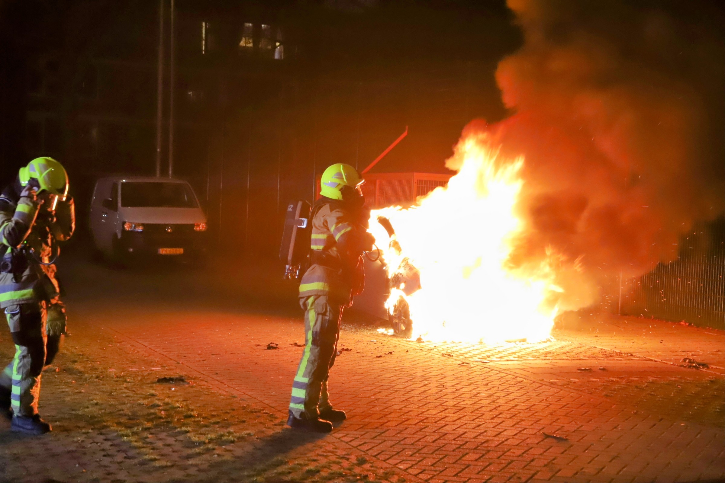 Politie onderzoekt autobrand, vermoedelijk brandstichting