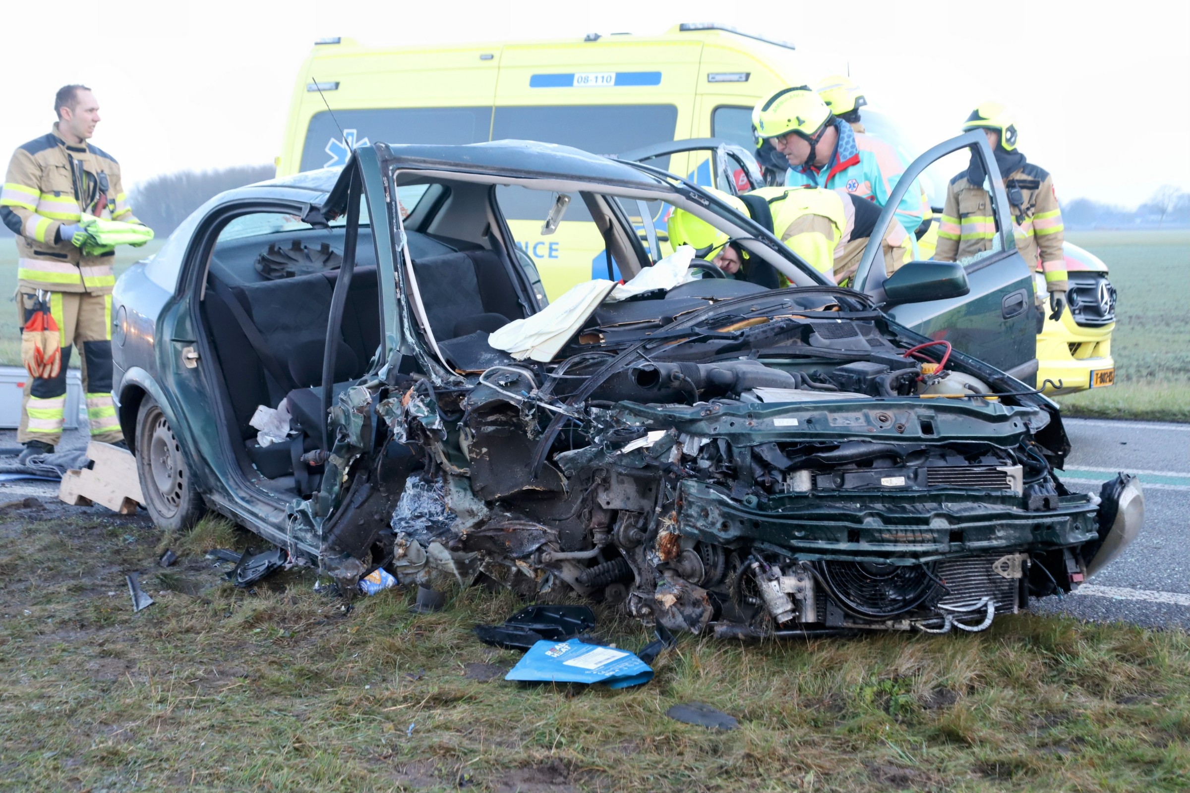 Auto botst tegen boom, bestuurder zwaargewond