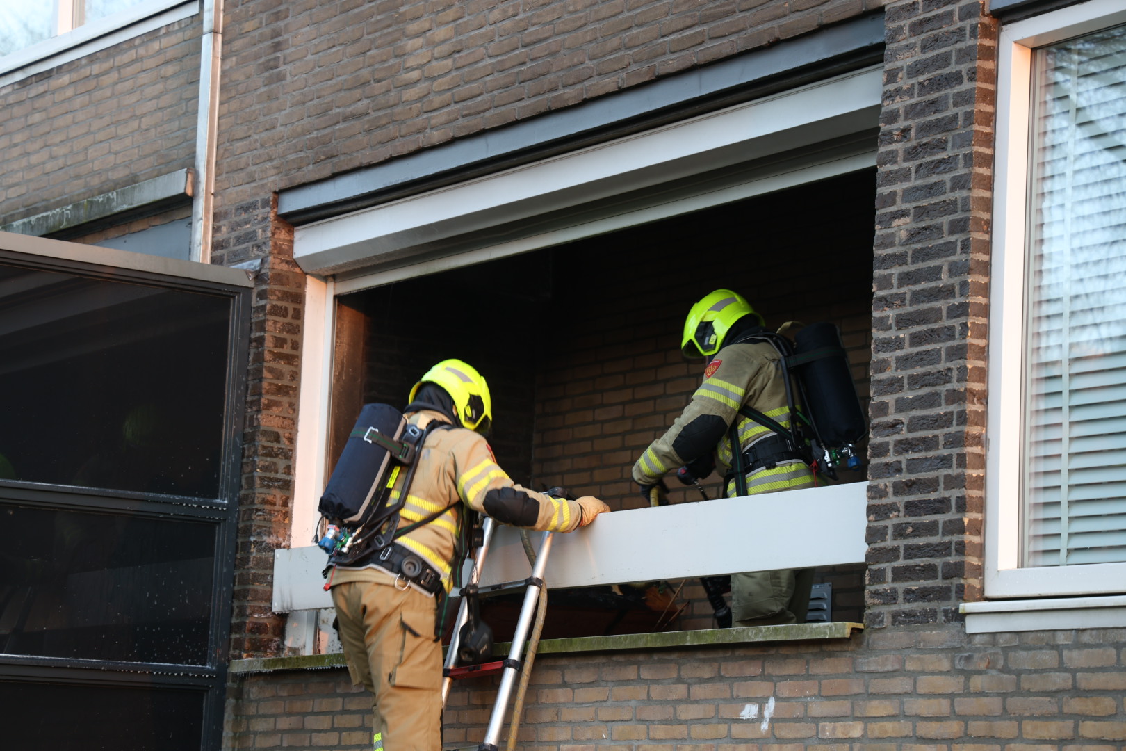 Supermarktmedewerkers blussen brand op balkon in Arnhem