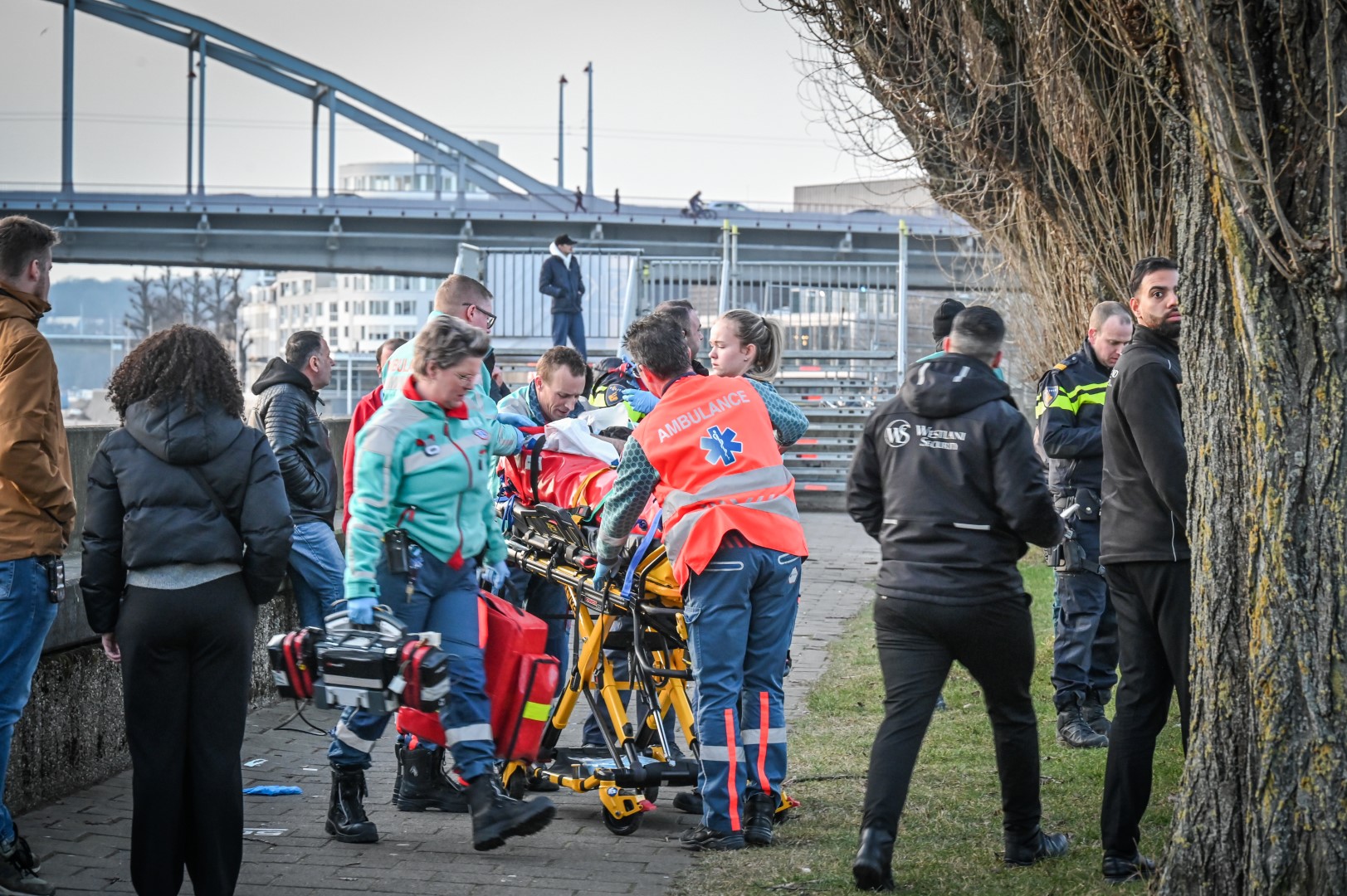 Zwaargewonde bij vechtpartij bij AZC Schip, traumahelikopter geland