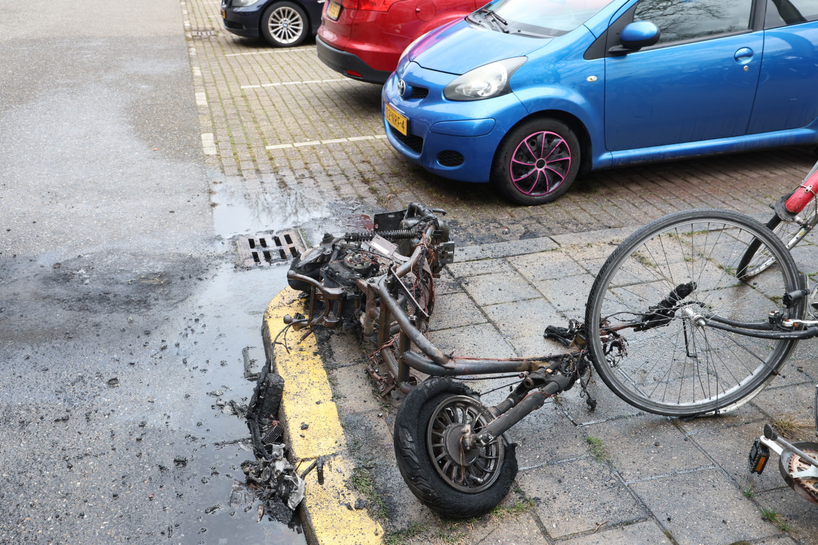 Scooter volledig verwoest door hevige brand